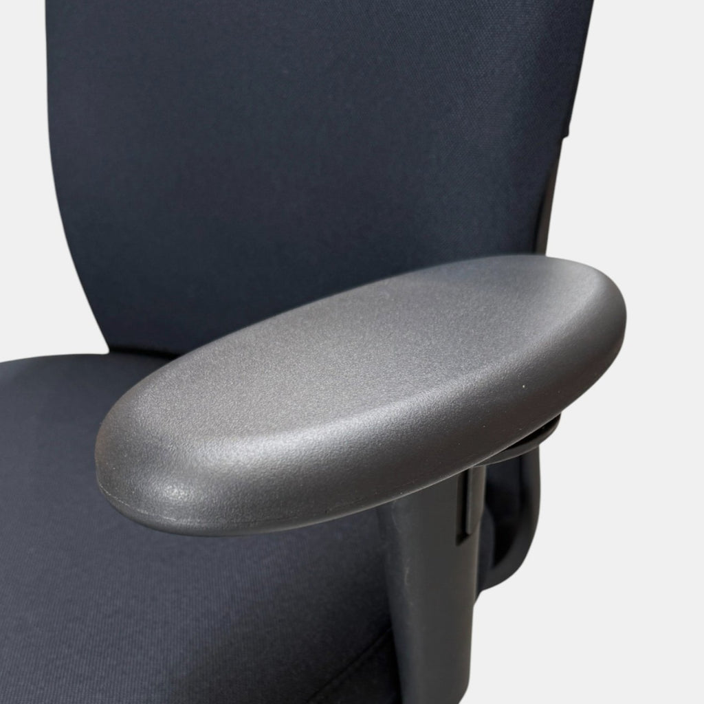 ID Trim L – Rahmenfarbe basic dark, Untergestell Kunststoff basic dark