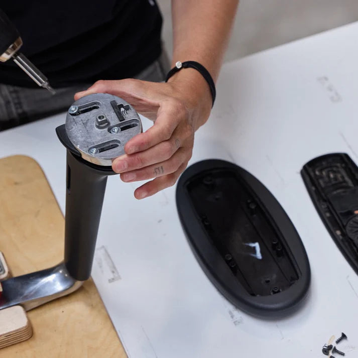 ID Trim L – Rahmenfarbe basic dark, Untergestell Kunststoff basic dark